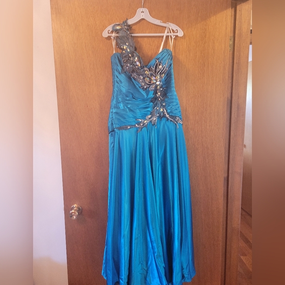 Tony Bowls Gown - Picture 1 of 4